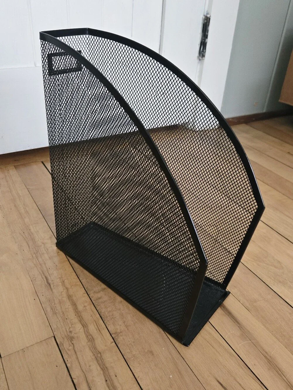 Black Mesh Metal Magazine File Organizer – Modern Desktop File Holder